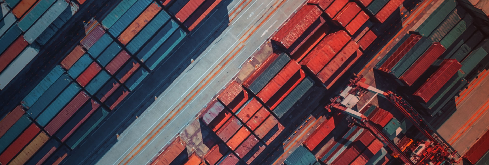Luftaufnahme von Containern auf der Schiffswerft